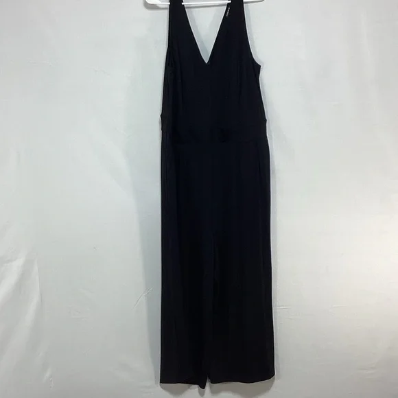 NWT Size 2 Torrid Black V-Neck Sleeveless Jumpsuit - Picture 1 of 11